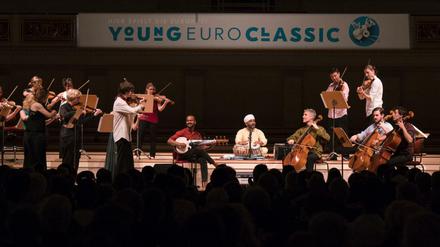 Das O/Modernt Kammarorkester mit Cellist Matthew Barley, Tabla-Spieler Sukhvinder Singh und Sarod-Spieler Soumik Datta