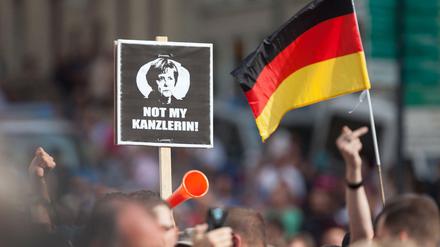 Besucher einer CDU-Wahlkampfveranstaltung protestieren im Erzgebirge gegen Angela Merkel. 