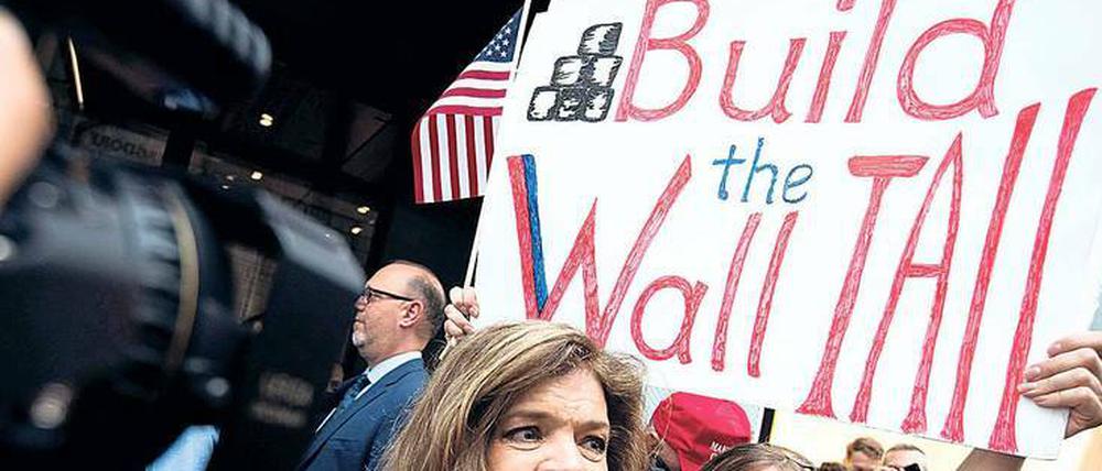 „Die Mauer möglichst hoch bauen“. Eine Demo von Trump-Anhängern.