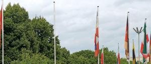 Bundeslänger-Fahnen am Jakob-Kaiser-Platz in Berlin, ohne hessische Fahne.