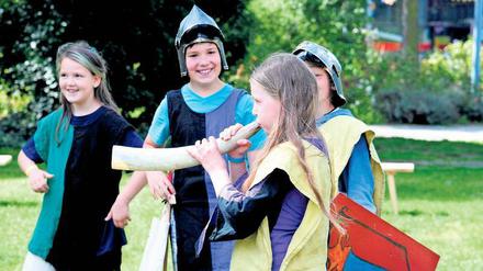 Im FEZ in der Wuhlheide können Kinder bei der „Zeitreise 1517“ im Dorf Wuhlingen das Mittelalter entdecken und mitgestalten. 