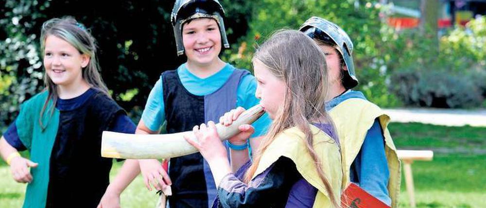 Im FEZ in der Wuhlheide können Kinder bei der „Zeitreise 1517“ im Dorf Wuhlingen das Mittelalter entdecken und mitgestalten.