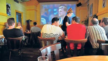 Gemeinschaftserlebnis. Fußballfans in der Kneipe Walhalla.