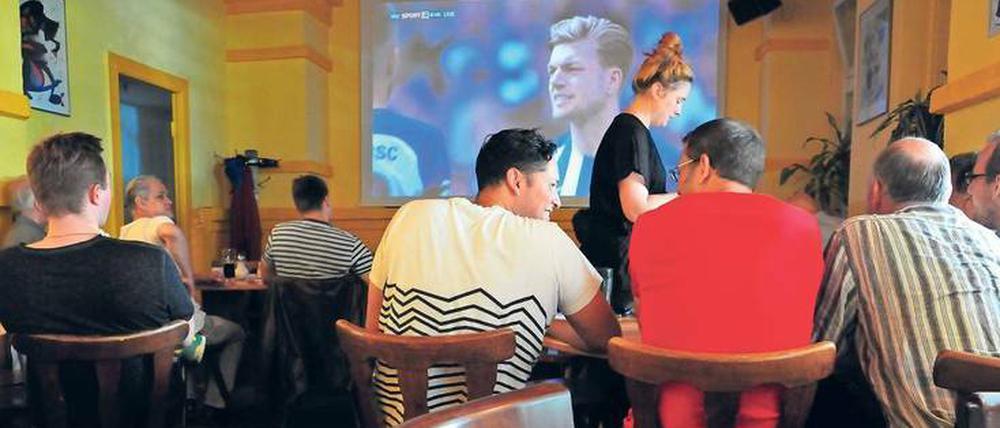 Gemeinschaftserlebnis. Fußballfans in der Kneipe Walhalla.