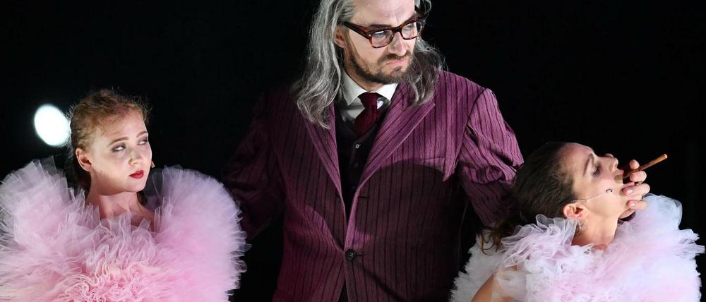 Premiere in Salzburg: (v.l.) Isolda Dychauk (Lulu / Mr. Hopkins), Steven Scharf (Dr. Franz Schöning), Ariane Labed (Lulu / Jack).