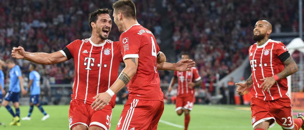 Mats Hummels (l-r), Torschütze Niklas Süle und Arturo Vidal von München jubeln über das 1:0.