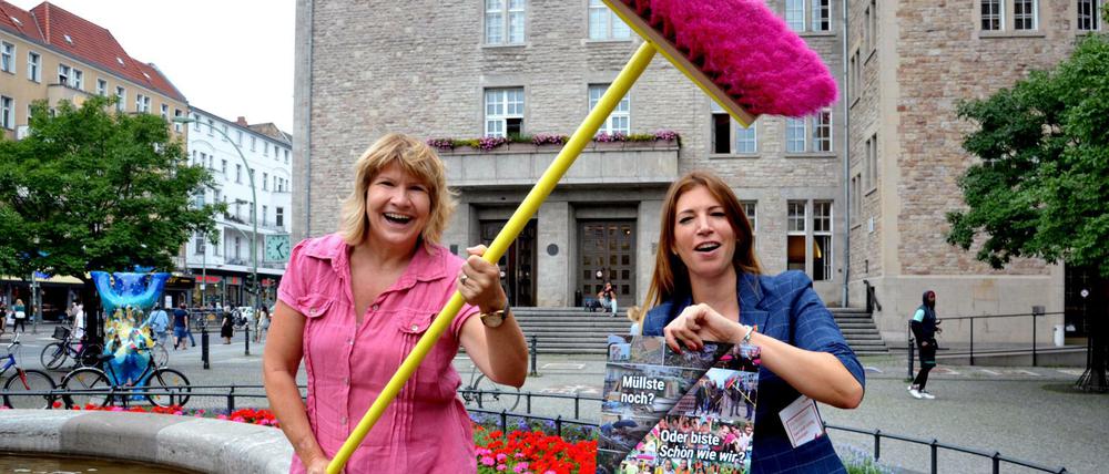 Schön wie wir. Cordula Simon und Anna Hermanns am Rathaus Neukölln in der Karl-Marx-Straße
