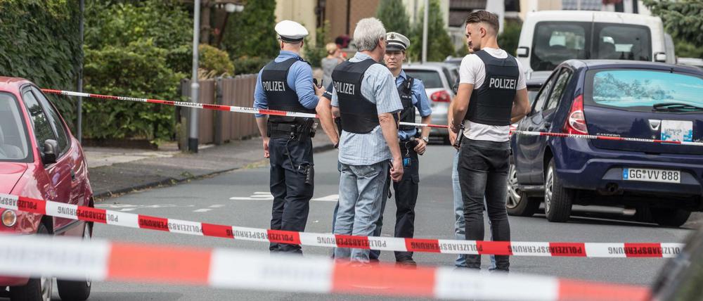 Der Tatort in der Stadt im Kreis Groß-Gerau wurde weiträumig abgesperrt.