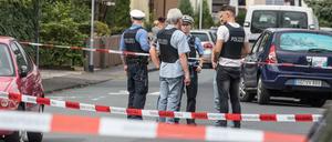 Der Tatort in der Stadt im Kreis Groß-Gerau wurde weiträumig abgesperrt.
