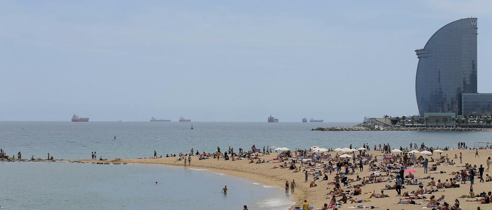 Hier, am Strand von Barcelona, wurde unsere Autorin Zeugin eines Sommerhit-Videodrehs.