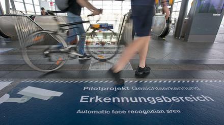 Ein Aufkleber mit dem Wortlaut «Pilotprojekt Gesichtserkennung, Erkennungsbereich» am Boden im Bahnhof Südkreuz in Berlin angebracht. 