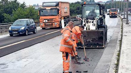Letztes Aufräumen. Die Baustelle auf der Rudolf-Wissell-Brücke wurde geschlossen.