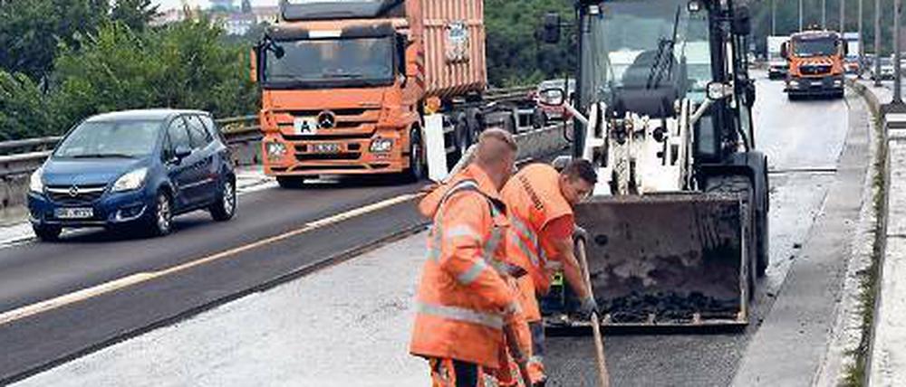 Letztes Aufräumen. Die Baustelle auf der Rudolf-Wissell-Brücke wurde geschlossen.