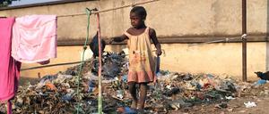 Ein kleines Kind auf einem der Müllhaufen im Lager Benz-Vi in Bangui, der Hauptstadt der Zentralafrikanischen Republik.