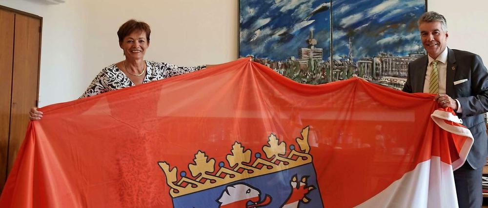 Gut betucht. Lucia Puttrich übergibt die Fahne an Carsten Engelmann. 