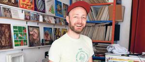 Liebt das Vinyl. Der Musiker Jeff Özdemir in seinem Plattenladen.