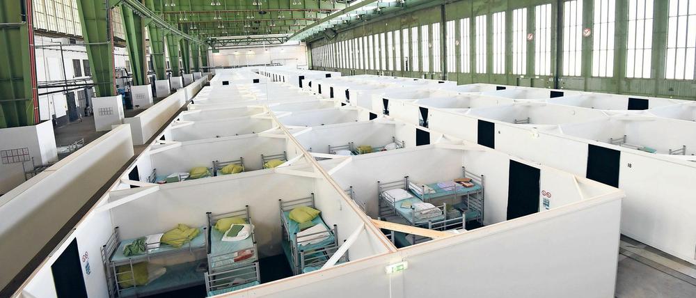 Die Flüchtlinge müssen es noch eine Weile in der Notunterkunft am Tempelhofer Feld aushalten.