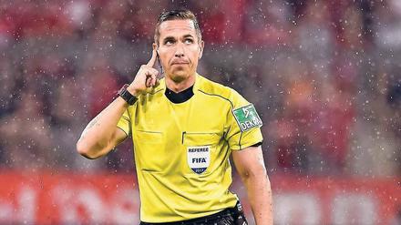 Hallo, Köln, bitte melden! Schiedsrichter Stieler beim Eröffnungsspiel am Freitag. 