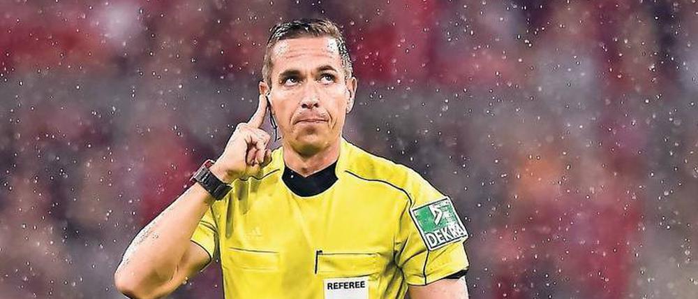 Hallo, Köln, bitte melden! Schiedsrichter Stieler beim Eröffnungsspiel am Freitag. 