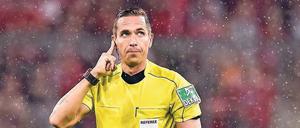 Hallo, Köln, bitte melden! Schiedsrichter Stieler beim Eröffnungsspiel am Freitag. 