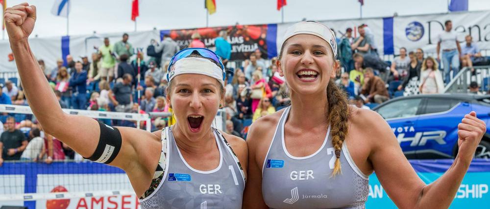 Julia Großner (links) und Nadja Glenzke feiern ihren größten Erfolg.