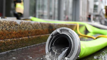 Trotz Ausnahmezustand konnte die Feuerwehr nicht alle Keller trocken halten - auf viele Berliner kommen deshalb hohe Kosten zu. 