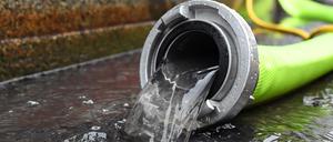 Trotz Ausnahmezustand konnte die Feuerwehr nicht alle Keller trocken halten - auf viele Berliner kommen deshalb hohe Kosten zu. 