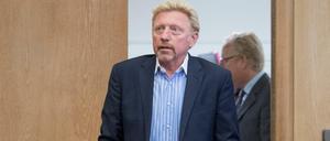 Auf Krücken kam Boris Becker am Mittwoch zum Frankfurter Römer. 