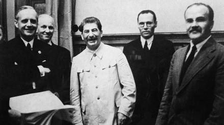 Der Außenminister des Dritten Reiches Joachim von Ribbentrop (l.) und der sowjetische Diktator Josef Stalin (3. v.l.).