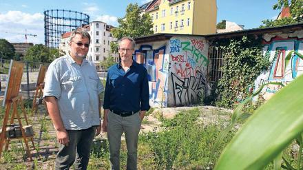 Geschichtsträchtiger Grund. Andreas Bräutigam (links) und Egon Zweigart wollen in Schöneberg einen Gedenkort für Annedore und Julius Leber einrichten. 