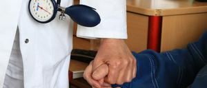 Besser versorgt. In Hamburg können Beamte ihre Krankenversicherung jetzt frei wählen.