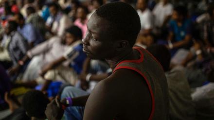 Ein afrikanischer Migrant unter seinen Weggefährten an Bord der "Aquarius". Das Schiff der Hilfsorganisation "SOS Mediterranee" gehört zu den letzten noch aktiven auf der Mittelmeerroute.