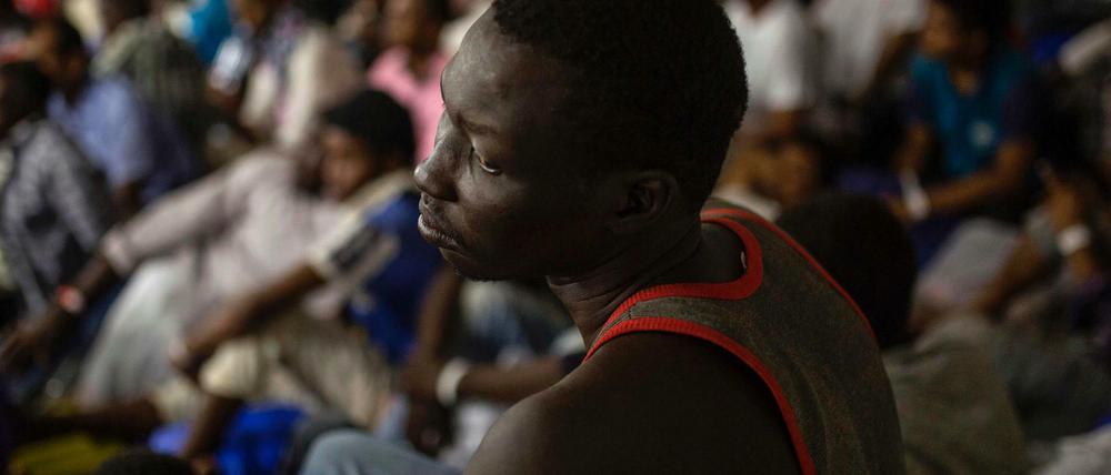 Ein afrikanischer Migrant unter seinen Weggefährten an Bord der "Aquarius". Das Schiff der Hilfsorganisation "SOS Mediterranee" gehört zu den letzten noch aktiven auf der Mittelmeerroute.