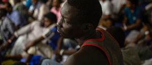 Ein afrikanischer Migrant unter seinen Weggefährten an Bord der "Aquarius". Das Schiff der Hilfsorganisation "SOS Mediterranee" gehört zu den letzten noch aktiven auf der Mittelmeerroute.