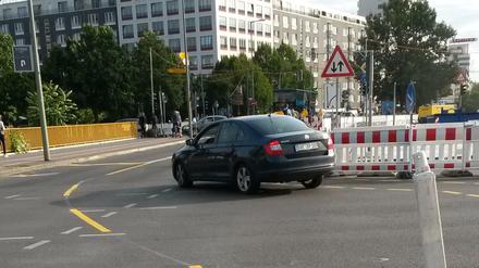 Auto fährt in den gesperrten Bereich der Potsdamer Brücke.