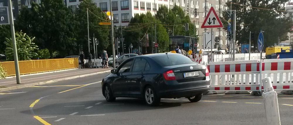 Auto fährt in den gesperrten Bereich der Potsdamer Brücke.