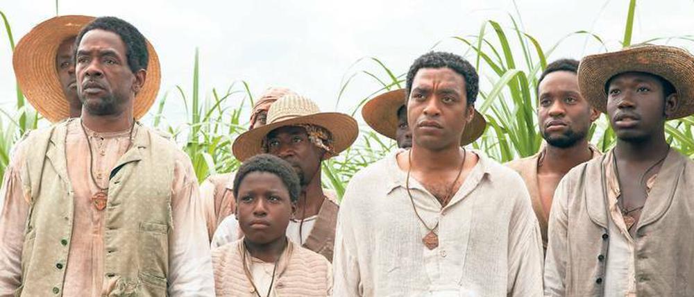 Menschen als Ware. Szene aus Steve McQueens Drama „Twelve Years A Slave“ mit Chiwetel Ejiofor (Mitte).