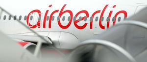 Ein Flugzeug der Fluggesellschaft Air Berlin in Berlin am Flughafen Tegel.