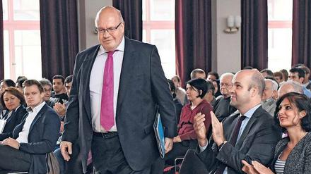 Vor dem Auftritt. Kanzleramtschef Peter Altmaier (CDU) sprach am Dienstagabend in Berlin über Mitgrationspolitik und Integration. Rechts die Gastgeber, Marcel Fratzscher, Präsident des Wirtschaftsforschungsinstituts DIW, und Naika Foroutan, Vize-Direktorin des Integrationsforschungsinstituts BIM.