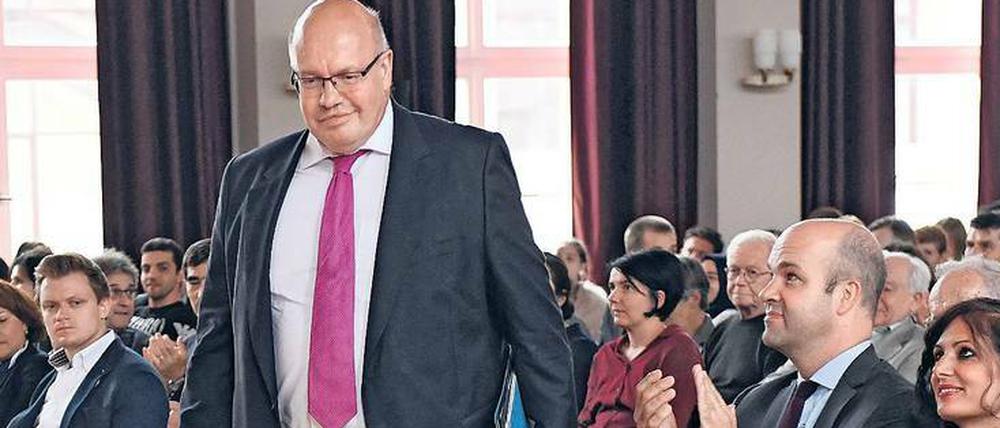 Vor dem Auftritt. Kanzleramtschef Peter Altmaier (CDU) sprach am Dienstagabend in Berlin über Mitgrationspolitik und Integration. Rechts die Gastgeber, Marcel Fratzscher, Präsident des Wirtschaftsforschungsinstituts DIW, und Naika Foroutan, Vize-Direktorin des Integrationsforschungsinstituts BIM.