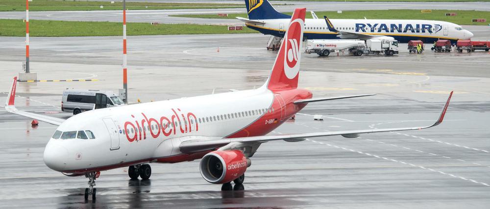 Flugzeuge der Fluggesellschaften Air Berlin und Ryanair stehen auf dem Flughafen Hamburg.