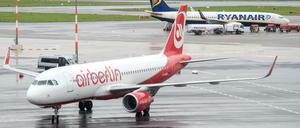 Flugzeuge der Fluggesellschaften Air Berlin und Ryanair stehen auf dem Flughafen Hamburg. 