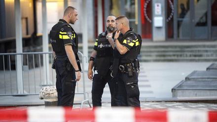 Polizisten vor der evakuierten Konzerthalle.