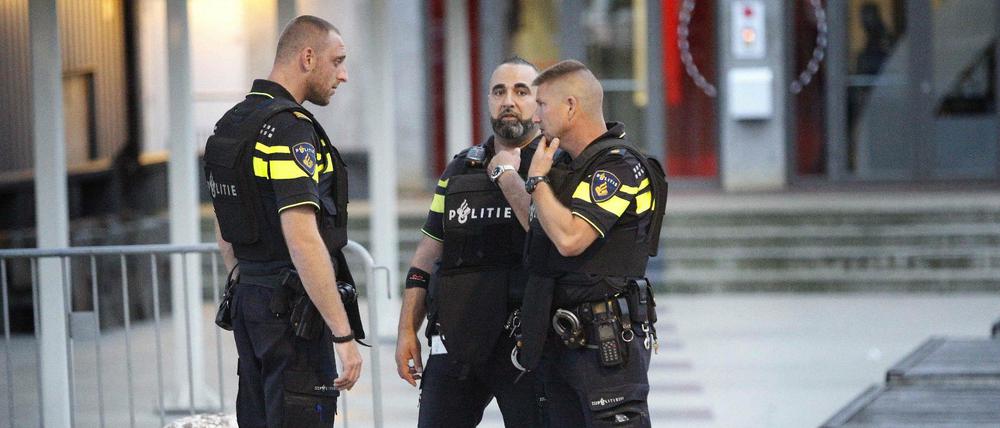 Polizisten vor der evakuierten Konzerthalle.