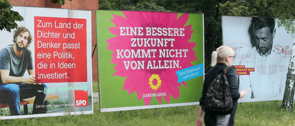 Plakate unterschiedlicher Parteien in Berlin-Kreuzberg für die Bundestagswahl am 24.9.