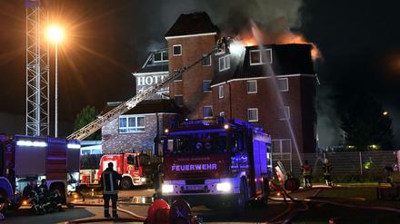 Bei einem Großbrand in einem Hotel in Ahrensfelde sind sechs Menschen durch Rauchvergiftungen leicht verletzt worden.