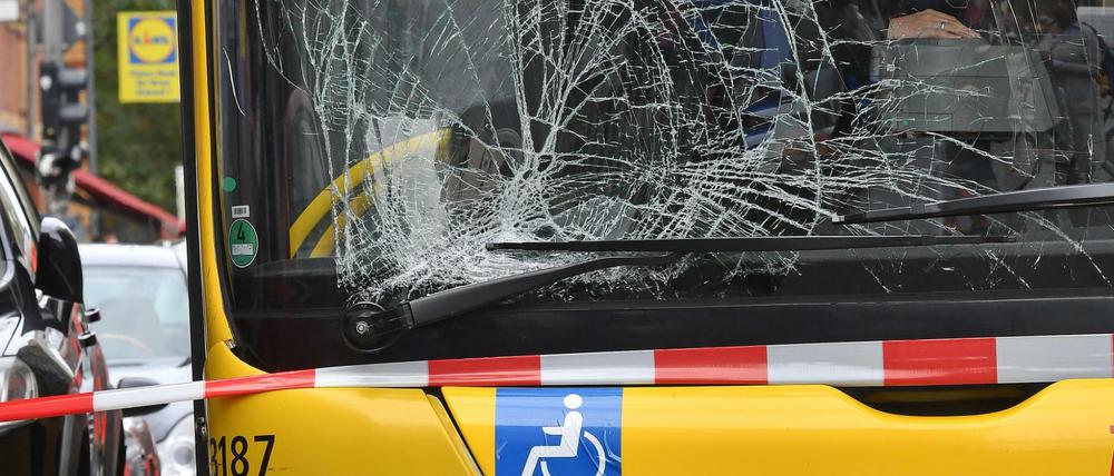 Der BVG-Bus der Linie M29 nach dem Unfall auf der Rudi-Dutschke-Straße