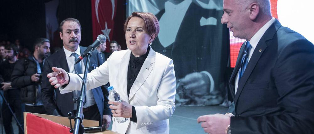 Die ehemalige Innenministerin Meral Aksener (M.) könnte eine neue Partei in der Türkei gründen. 