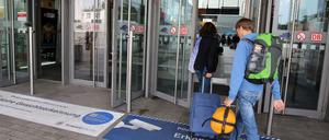 Passanten nutzen in Berlin am Bahnhof Südkreuz einen Eingang der mit "Pilotprojekt zur Gesichtserkennung" gekennzeichnet ist. 