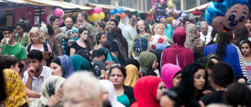 Mittendrin und trotzdem nicht richtig dabei: Muslimische und andere Neuköllnerinnen auf dem Ramadanfest im Juli 2014.